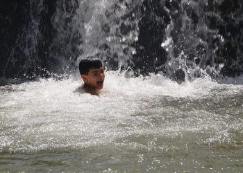 Muş'ta sıcaktan bunalan çocuklar derede serinliyor