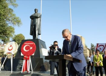 Cumhurbaşkanı Erdoğan, Lefkoşa'daki Atatürk Anıtı'nı ziyaret etti