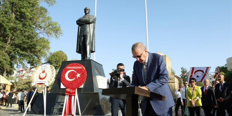 Cumhurbaşkanı Erdoğan, Lefkoşa'daki Atatürk Anıtı'nı ziyaret etti