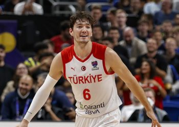 NBA'de Cedi Osman, üç takımlı takasta San Antonio Spurs'e transfer oldu