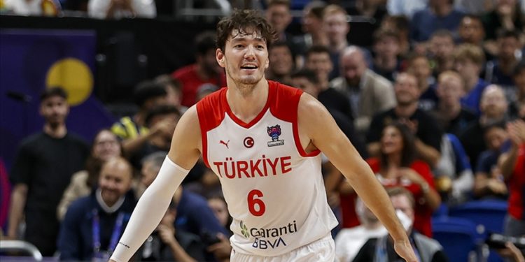 NBA'de Cedi Osman, üç takımlı takasta San Antonio Spurs'e transfer oldu