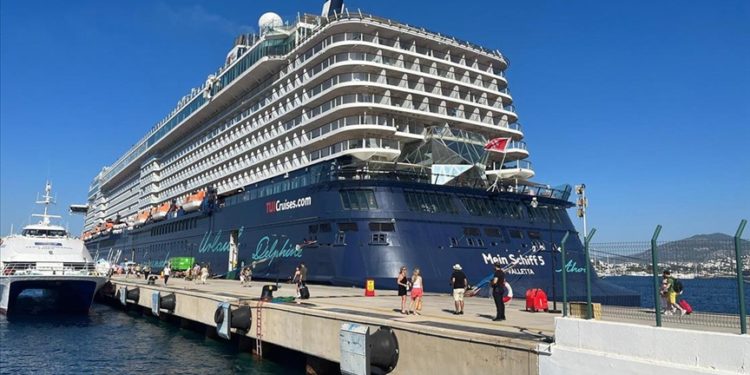 Bodrum'a "Mein Schiff 5" kruvaziyeriyle 2 bin 747 yolcu getirildi
