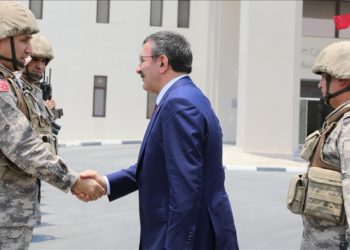 Cumhurbaşkanı Yardımcısı Yılmaz, Katar'da görevli Mehmetçik ile bir araya geldi