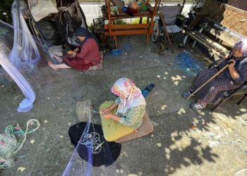 Felçli eşlerinin işine el atan eltiler, ilmek ilmek ağ örüyor