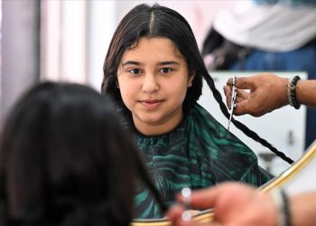 Sabırla uzattıkları saçları kanser hastalarına en anlamlı hediye oldu