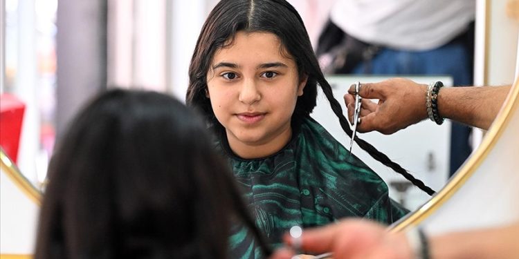Sabırla uzattıkları saçları kanser hastalarına en anlamlı hediye oldu