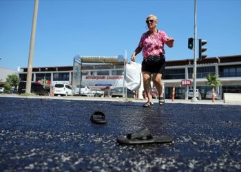 Aydın'da sıcak hava nedeniyle sokaklarda yoğunluk azaldı