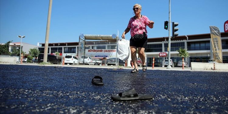 Aydın'da sıcak hava nedeniyle sokaklarda yoğunluk azaldı