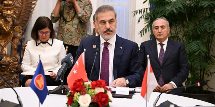 Türkiye ve ASEAN’ın çok daha ileri seviyede işbirliği yapması gerektiğine inanıyoruz