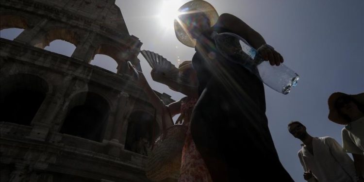 DSÖ: Aşırı sıcaklar sağlık sistemleri üzerindeki baskıyı artırıyor