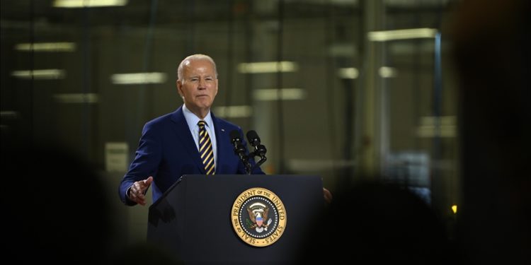 Biden, sağlık hizmeti ücretlerini azaltarak ailelerin güvenini kazanmayı hedefliyor