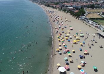 Tekirdağ'da sıcaktan bunalanlar sahillerde serinlemeye çalışıyor