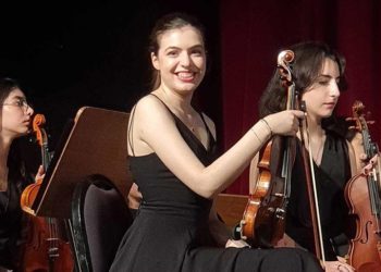 Sahnelerin keman sanatçısı doktor olmaya hazırlanıyor