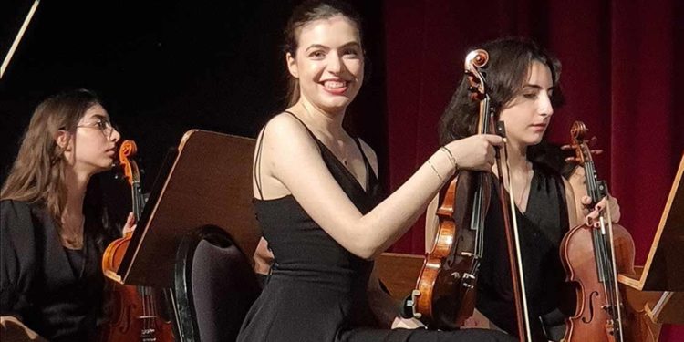 Sahnelerin keman sanatçısı doktor olmaya hazırlanıyor