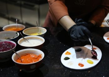 Turistler Kapadokya’da gıda atıklarıyla “yenilebilir resim” yapıyor