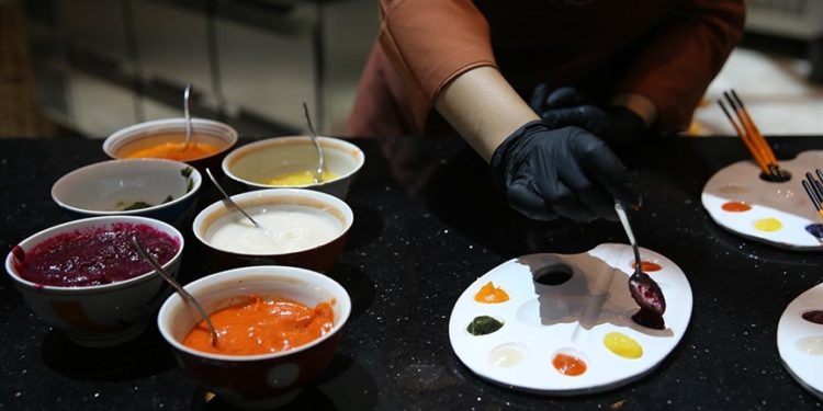 Turistler Kapadokya’da gıda atıklarıyla “yenilebilir resim” yapıyor