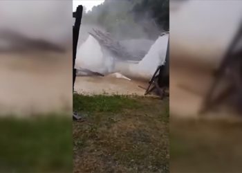 Düzce'de sel nedeniyle tek katlı ev yıkıldı