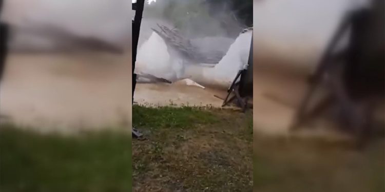 Düzce'de sel nedeniyle tek katlı ev yıkıldı