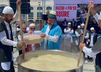 Mevlana Meydanı'nda Mevlevi usullerine göre aşure kaynatıldı