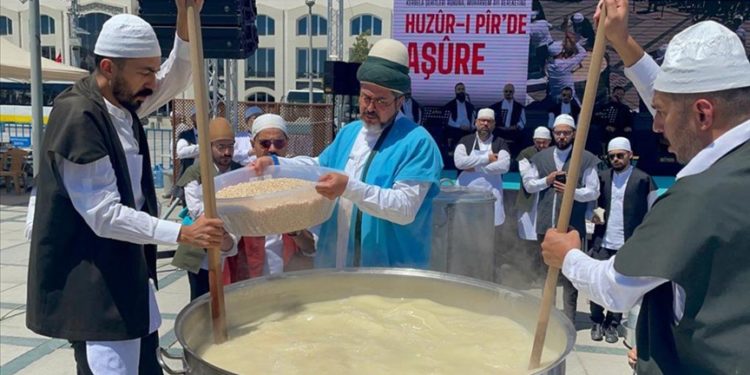 Mevlana Meydanı'nda Mevlevi usullerine göre aşure kaynatıldı