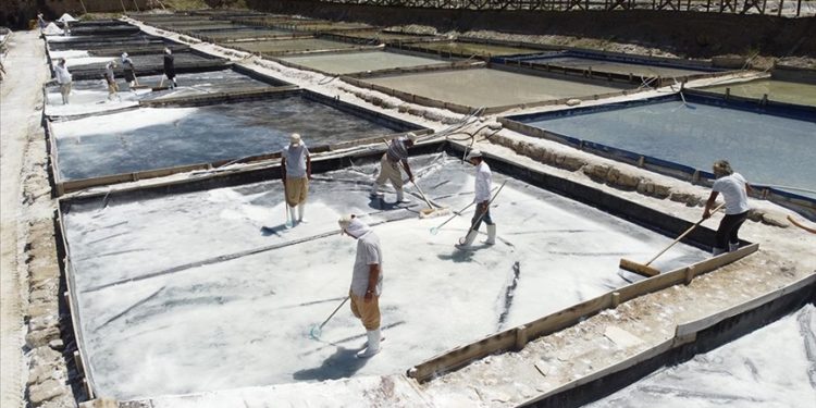 Kemah tuzu üreticileri bunaltıcı sıcaklarda mesai yapıyor