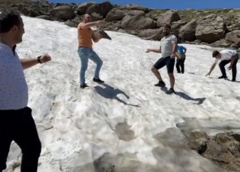 Artvin'de yaylaya çıkan vatandaşlar yazın kar topu oynadı