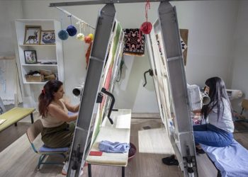 Gurbetten memleketine dönen kadın girişimci ücretsiz dokumacılık öğretiyor