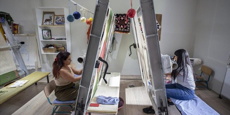 Gurbetten memleketine dönen kadın girişimci ücretsiz dokumacılık öğretiyor
