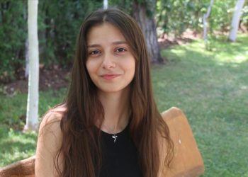 Karın ağrısıyla gittiği hastanede lösemi teşhisi konulan Ecem 7 yılda kanseri yendi