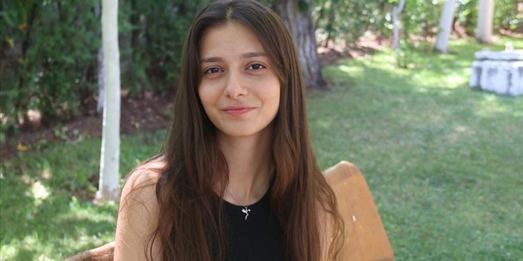 Karın ağrısıyla gittiği hastanede lösemi teşhisi konulan Ecem 7 yılda kanseri yendi