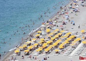 Antalya sahillerinde yoğunluk yaşandı