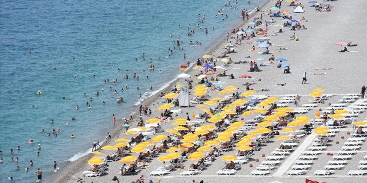 Antalya sahillerinde yoğunluk yaşandı