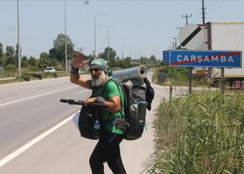 Okuduğu kitaptan etkilenip yürüyerek Türkiye turuna çıktı