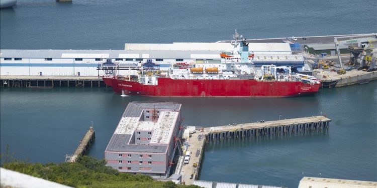 İngiltere’de sığınmacıların barındırılacağı dev gemi, hükümetin tartışmalı göçmen politikasını yeniden gündeme taşıdı