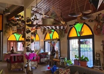 Lübnan’da 78 yaşındaki antikacı 40 yıldır topladığı eserleri evinde sergiliyor