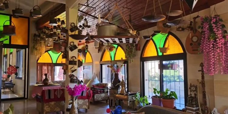 Lübnan’da 78 yaşındaki antikacı 40 yıldır topladığı eserleri evinde sergiliyor