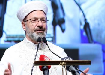 Ahlaklı gençlerden mahrum kalan toplumlar umudunu yitirirler. Ama biz umutluyuz