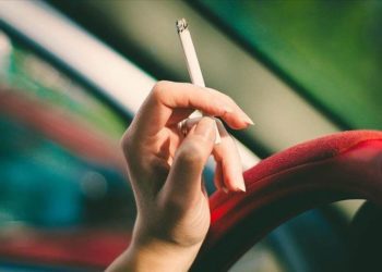 Almanya'da çocuk veya hamilelerin bulunduğu otomobillerde sigaranın yasaklanması gündemde