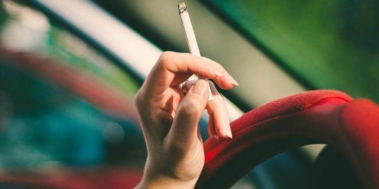Almanya'da çocuk veya hamilelerin bulunduğu otomobillerde sigaranın yasaklanması gündemde