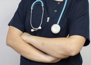 Yan Dal Uzmanlık Sınavı’nı kazanan hekimlerin zorunlu hizmeti yarıya düşürüldü