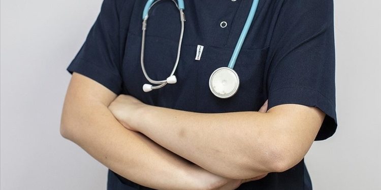 Yan Dal Uzmanlık Sınavı’nı kazanan hekimlerin zorunlu hizmeti yarıya düşürüldü