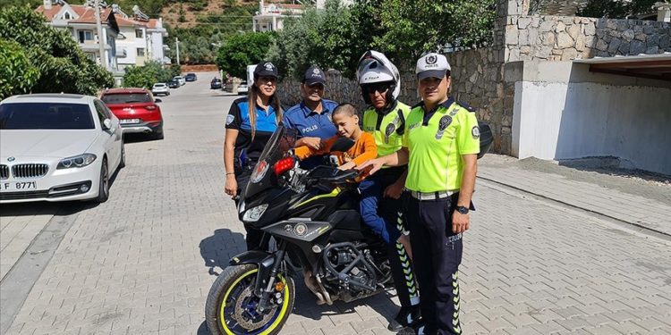 Muğla'da engelli çocuğun polis motosikletine binme hayali gerçekleşti