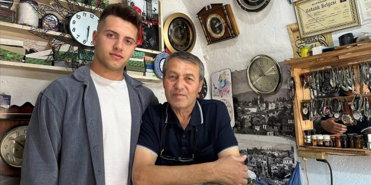 Amasyalı aile üç kuşaktır saatlerin ömrünü uzatıyor