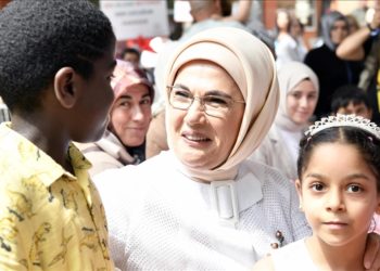 Emine Erdoğan koruyucu ailelerle buluştu