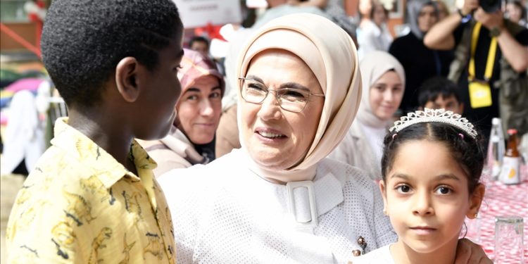 Emine Erdoğan koruyucu ailelerle buluştu