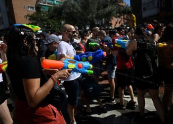 Madrid'de binlerce kişi su savaşı yaptı