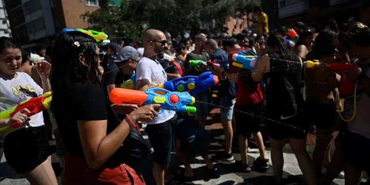 Madrid'de binlerce kişi su savaşı yaptı