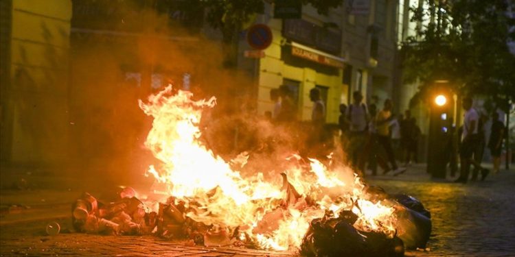 Fransa'daki gösterilerin 6. gecesinde gözaltılar sürüyor