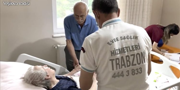 Sağlık Bakanı Koca: Evde sağlık hizmeti alan 647 bini aşkın kayıtlı hastamız var