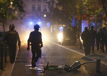 Fransa'da 17 yaşındaki genci öldüren polisin avukatı tehdit edildiklerini iddia etti